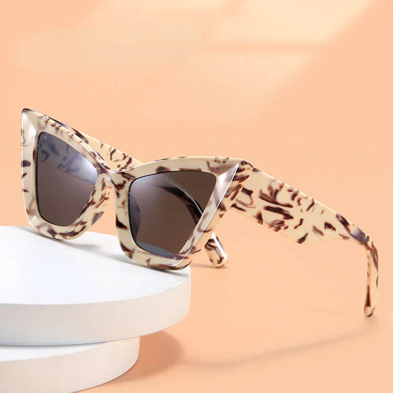 Chic Tortoise Shell Cat-Eye Sunglasses