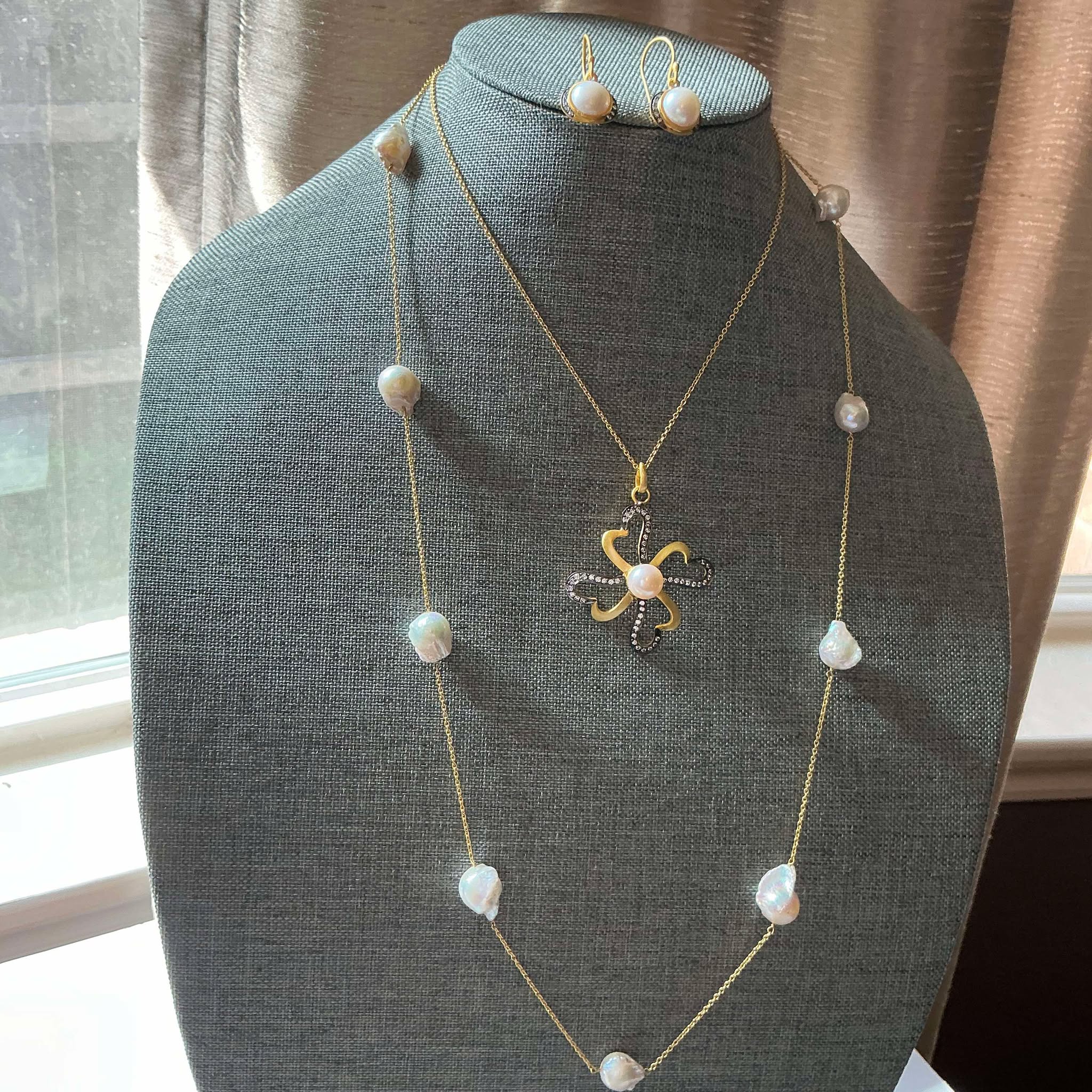 Elegant Faux Pearl Floral Necklace