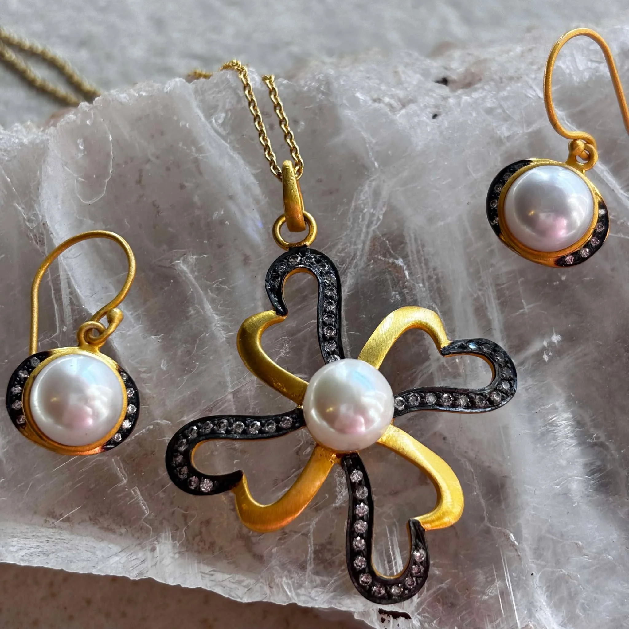 Elegant Faux Pearl Floral Necklace